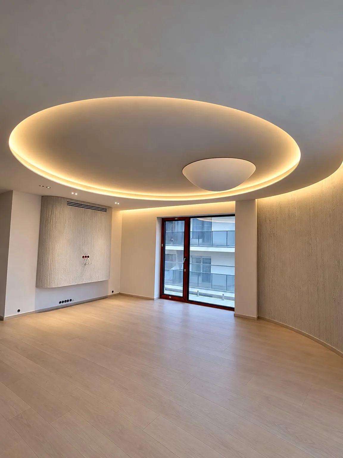 Molio tinko siena ir apvalios lubos su LED apšvietimu